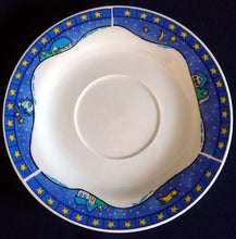 Lade das Bild in den Galerie-Viewer, UNTERTASSE - Porzellan, Haus Häuser Sterne Mond Motiv Dekorrand (BC)