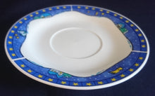 Lade das Bild in den Galerie-Viewer, 2er Set 3er KAFFEEGEDECKE - Porzellan, Schlitten Rentier Weihnachtsmann Sterne Tannenbaum Bäume Mond Dorf Wald Motiv Dekor