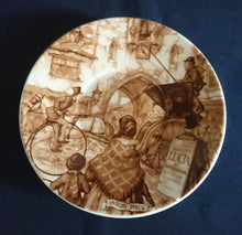 Lade das Bild in den Galerie-Viewer, Zwei Porzellan-Kaffeegedecke mit Stadtleben-Motiv, weiß und braun, mit Malerei und Aufschriften, dekoratives Set, markenlos
