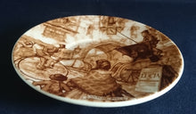 Lade das Bild in den Galerie-Viewer, Zwei Porzellan KaffeeGedecke mit Stadtleben-Motiv, handgemalte Malerei, weiße und braune Farben, dekoratives Design.