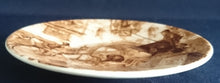 Lade das Bild in den Galerie-Viewer, Zweier-Set Kaffeegedeckte aus weißem Porzellan mit Gemälde Stadtleben, Aufschrift und dekorativem Motiv, ohne Markenlogo.