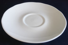 Lade das Bild in den Galerie-Viewer, 2er Set UNTERTASSEN - Porzellan, Einfärbiges Gastronomisches Gewölbter Rand Motiv Dekor