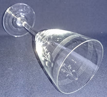 Lade das Bild in den Galerie-Viewer, WEIN~ GETRÄNKEGLAS - Hartglas, Flora Pflanzen Obst Trauben Motiv Dekor