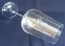 Lade das Bild in den Galerie-Viewer, WEIN~ GETRÄNKEGLAS - Hartglas, Klare Stieltulpenform Motiv Dekor (nBC)