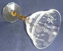 Lade das Bild in den Galerie-Viewer, WEIßWEIN~ GETRÄNKEGLAS - Hartglas, Geschliffen Flora Abstrakt Blumenblüten Pflanzen Motiv Dekor