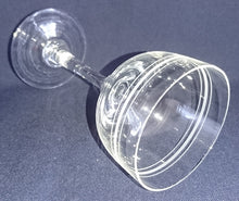 Lade das Bild in den Galerie-Viewer, WEIßWEIN~ GETRÄNKEGLAS - Hartglas, Geschliffen Mattiert Waagerecht Linien Streifen Motiv Dekor