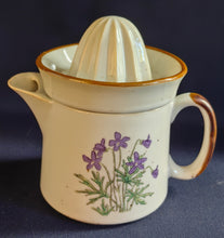 Lade das Bild in den Galerie-Viewer, ZITRONENPRESSE MIT KÄNNCHEN - Keramik / Steingut, Flora Veilchen Blumenblüten Pflanzen Blatt Blätter Motiv Dekor