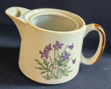 Lade das Bild in den Galerie-Viewer, ZITRONENPRESSE MIT KÄNNCHEN - Keramik / Steingut, Flora Veilchen Blumenblüten Pflanzen Blatt Blätter Motiv Dekor