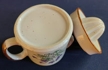 Lade das Bild in den Galerie-Viewer, ZITRONENPRESSE MIT KÄNNCHEN - Keramik / Steingut, Flora Veilchen Blumenblüten Pflanzen Blatt Blätter Motiv Dekor