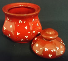 Lade das Bild in den Galerie-Viewer, ZUCKERDOSE MIT DECKEL - Keramik / Steingut, Punkte Dreier Kreise Senkrechte Balken Relief Motiv Dekor