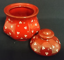 Lade das Bild in den Galerie-Viewer, ZUCKERDOSE MIT DECKEL - Keramik / Steingut, Punkte Dreier Kreise Senkrechte Balken Relief Motiv Dekor