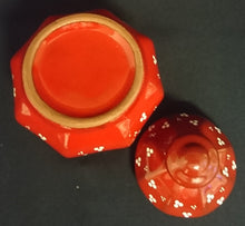 Lade das Bild in den Galerie-Viewer, 3er Set MILCHKÄNNCHEN & ZUCKERDOSE MIT DECKEL - Keramik / Steingut, Punkte Dreier Kreise Senkrechte Balken Relief Motiv Dekor