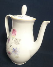 Lade das Bild in den Galerie-Viewer, MOCCA KAFFEEKANNE MIT DECKEL - Porzellan, Flora Blumenblüten Pflanzen Blatt Blätter Motiv Dekor (BC)