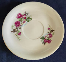Lade das Bild in den Galerie-Viewer, Porzellan-Untertasse mit Goldrand und Blumenmotiv, Flora Rosenblumen, Blätter und Blüten, elegantes Dekor, handgefertigt