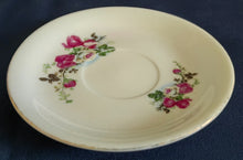 Lade das Bild in den Galerie-Viewer, Weiße Porzellan-Untertasse mit goldumrandetem Flora-Rosenblumen- und Blätter-Motiv, elegante Dekor-Details sichtbar