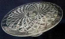 Lade das Bild in den Galerie-Viewer, TORTENPLATTEN ETAGERE - Hartglas, Abstraktes Linien Blumen Blüten Motiv Dekor