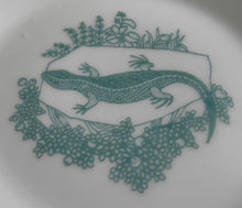 Lade das Bild in den Galerie-Viewer, ABLAGETELLER - Porzellan, Flora Fauna Pflanzen Tier Salamander Echse Motiv Dekor