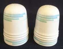 Lade das Bild in den Galerie-Viewer, 2er Set SALZ~ & PFEFFERSTREUER "Friesland" - Porzellan, Abstraktes Geometrisches Linien Dekor