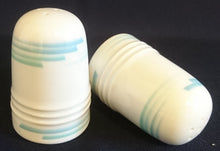 Lade das Bild in den Galerie-Viewer, 2er Set SALZ~ & PFEFFERSTREUER "Friesland" - Porzellan, Abstraktes Geometrisches Linien Dekor