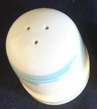 Lade das Bild in den Galerie-Viewer, 2er Set SALZ~ & PFEFFERSTREUER "Friesland" - Porzellan, Abstraktes Geometrisches Linien Dekor