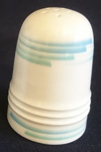 Lade das Bild in den Galerie-Viewer, 2er Set SALZ~ & PFEFFERSTREUER "Friesland" - Porzellan, Abstraktes Geometrisches Linien Dekor