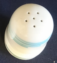 Lade das Bild in den Galerie-Viewer, 2er Set SALZ~ & PFEFFERSTREUER "Friesland" - Porzellan, Abstraktes Geometrisches Linien Dekor