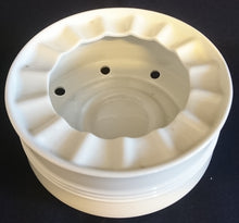 Lade das Bild in den Galerie-Viewer, STÖVCHEN "Friesland" - Porzellan, Abstrakt Geo Linien Relief Motiv Dekor