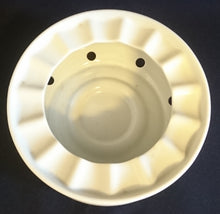 Lade das Bild in den Galerie-Viewer, STÖVCHEN "Friesland" - Porzellan, Abstrakt Geo Linien Relief Motiv Dekor