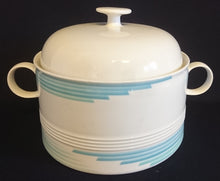 Lade das Bild in den Galerie-Viewer, SUPPENTERRINE MIT DECKEL "Friesland" - Porzellan, Abstraktes Geometrisches Linien Dekor