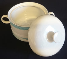 Lade das Bild in den Galerie-Viewer, SUPPENTERRINE MIT DECKEL "Friesland" - Porzellan, Abstraktes Geometrisches Linien Dekor