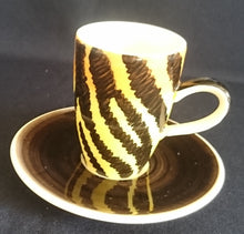 Lade das Bild in den Galerie-Viewer, 2er MOCCA KAFFEEGEDECK - Keramik / Steingut, Leoparden Tiger Fell Breiter Rand Muster Motiv Dekor