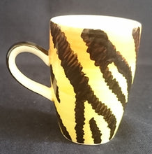 Lade das Bild in den Galerie-Viewer, 2er MOCCA KAFFEEGEDECK - Keramik / Steingut, Leoparden Tiger Fell Breiter Rand Muster Motiv Dekor