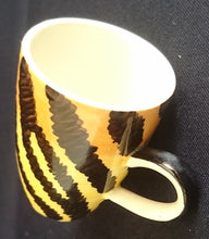 Lade das Bild in den Galerie-Viewer, 2er MOCCA KAFFEEGEDECK - Keramik / Steingut, Leoparden Tiger Fell Breiter Rand Muster Motiv Dekor