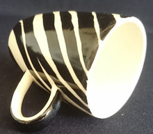 Lade das Bild in den Galerie-Viewer, MOCCA~ KAFFFETASSE - Keramik / Steingut, Zebra Fell Muster Motiv Dekor