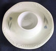 Lade das Bild in den Galerie-Viewer, 2er Set EIERBECHER - Porzellan, Flora Veilchen Blumenblüten Blatt Blätter Punkte Relief Motiv Dekor