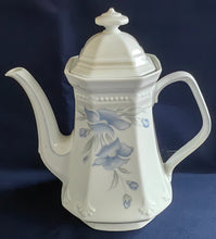 Lade das Bild in den Galerie-Viewer, 5er Set KAFFEEKANNE MIT DECKEL & MILCHKÄNNCHEN & ZUCKERDOSE + DECKEL - Porzellan, Flora Veilchen Blumenblüten Blatt Blätter Punkte Relief Motiv Dekor