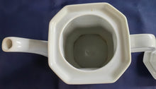 Lade das Bild in den Galerie-Viewer, 5er Set KAFFEEKANNE MIT DECKEL & MILCHKÄNNCHEN & ZUCKERDOSE + DECKEL - Porzellan, Flora Veilchen Blumenblüten Blatt Blätter Punkte Relief Motiv Dekor