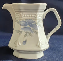 Lade das Bild in den Galerie-Viewer, 5er Set KAFFEEKANNE MIT DECKEL & MILCHKÄNNCHEN & ZUCKERDOSE + DECKEL - Porzellan, Flora Veilchen Blumenblüten Blatt Blätter Punkte Relief Motiv Dekor