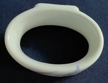 Lade das Bild in den Galerie-Viewer, SERVIETTENRING - Porzellan, Flora Veilchen Blumenblüten Blatt Blätter Punkte Relief Motiv Dekor