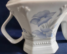 Lade das Bild in den Galerie-Viewer, 3er Set TEEKANNE MIT DECKEL & STÖVCHEN - Porzellan, Flora Veilchen Blumenblüten Blatt Blätter Punkte Relief Motiv Dekor