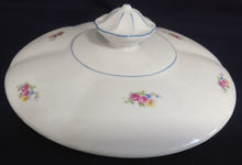 Lade das Bild in den Galerie-Viewer, SUPPENTERRINE MIT DECKEL - Porzellan, Linien Rand Flora Blumenblüten Pflanzen Motiv Dekor