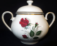 Lade das Bild in den Galerie-Viewer, 3er Set MILCHKÄNNCHEN & ZUCKERDOSE MIT DECKEL - Porzellan, Goldrand Rosen Linien Striche Relief Motiv Dekor