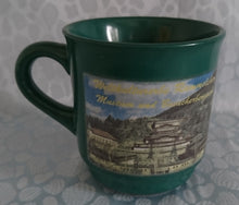 Lade das Bild in den Galerie-Viewer, 2er Set GLÜHWEINTASSEN - Keramik / Steingut, Weihnachtswald Goslar Aufschrift Dorfmarkt Motiv Dekor