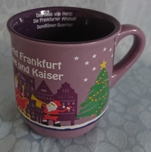 Lade das Bild in den Galerie-Viewer, GLÜHWEINTASSE - Keramik / Steingut, Weihnachtsmarkt Frankfurt Stadt der Könige & Kaiser Römer Baum Schlitten Mann Motiv Dekor