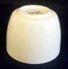 Lade das Bild in den Galerie-Viewer, KLEINES SCHÄLCHEN - Porzellan, Goldaufschrift All you need is Schoko Herz Motiv Dekor