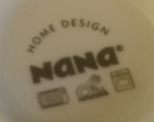 Lade das Bild in den Galerie-Viewer, KLEINES SCHÄLCHEN - Porzellan, Goldaufschrift All you need is Schoko Herz Motiv Dekor