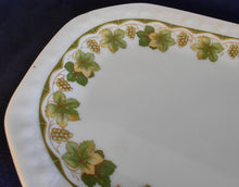 Lade das Bild in den Galerie-Viewer, KLEINE BEILAGENPLATTE - Porzellan, Flora Weinblätter Blatt Trauben Früchte Relief Motiv Dekor (Kopie)