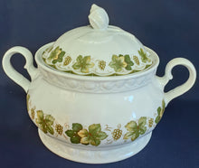 Lade das Bild in den Galerie-Viewer, SUPPENTERRINE MIT DECKEL - Porzellan, Flora Weinblätter Blatt Trauben Früchte Relief Motiv Dekor