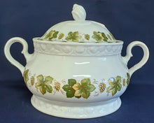 Lade das Bild in den Galerie-Viewer, SUPPENTERRINE MIT DECKEL - Porzellan, Flora Weinblätter Blatt Trauben Früchte Relief Motiv Dekor