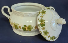 Lade das Bild in den Galerie-Viewer, SUPPENTERRINE MIT DECKEL - Porzellan, Flora Weinblätter Blatt Trauben Früchte Relief Motiv Dekor